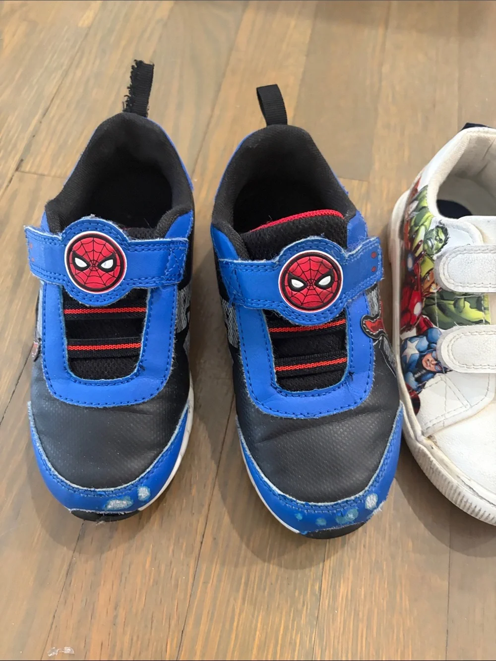 Boys 11 Marvel Spider-Man light up & avengers Sneakers guc